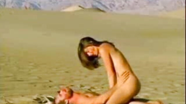 मॉडल सेक्सी मूवी हिंदी में सेक्स, सोफे पर एक आदमी के साथ बहुत